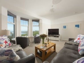 Stylish Family Friendly Apartment with Sea Views