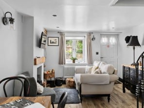 Romantic Bolthole Cottage in Rural Village Setting