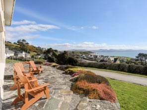 Contemporary Child Friendly Cottage with Sea Views