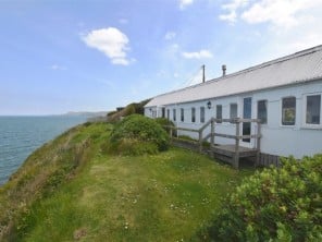 Romantic Edwardian Railway Carriage in a Clifftop Location