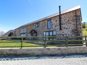 Mountain View Barn Conversion with Private Hot Tub