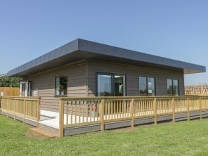 Rural Pet Friendly Lodge with Private Hot Tub