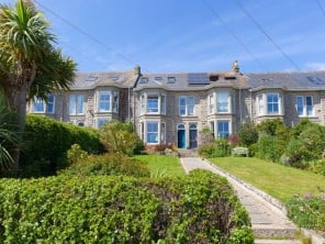 Group Friendly Beachfront Victorian Terrace