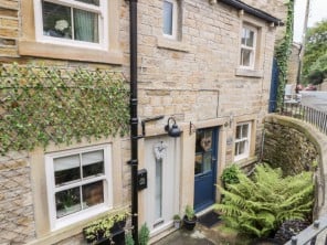 Cosy Village Cottage Ideal for Families