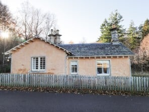 Detached Cottage in Castle Grounds