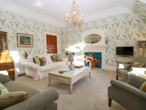 Ideal Romantic Getaway in Elegant Apartment
