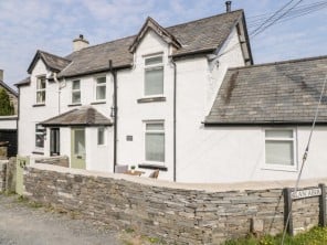 Pet Friendly Modern Property with Mountain Views