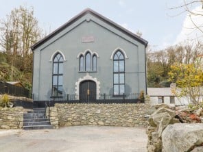 4 bedroom property near Caernarfon, North Wales