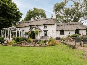 Characterful Thatched Cottage with Exposed Beams