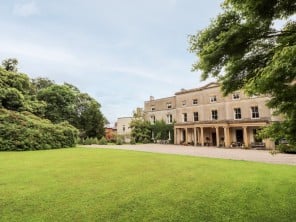 Stylish Apartment in Country Manor with Tennis Court