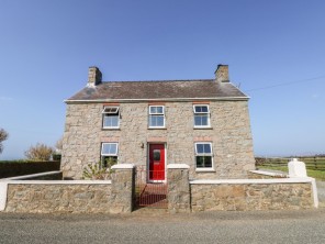 Cosy Coastal Farmhouse Ideal for Families