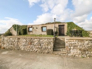 Unique Converted Water Tank with Far Reaching Views