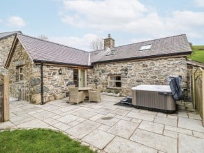 Stylish Barn Conversion with Private Hot Tub