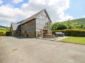 5 bedroom property near Knighton, Powys / Brecon Beacons