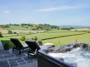 Secluded Lodge with Hot Tub in Rolling Countryside