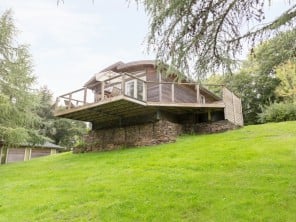 Stylish Lakeside Lodge with Private Hot Tub
