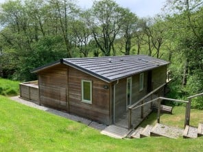 Lakeside Rural Lodge Retreat with Private Hot Tub