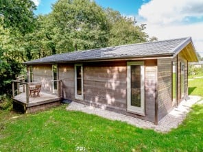 Secluded Woodland Lodge Escape with Private Hot Tub