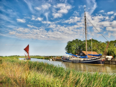 Historic barge holiday rental in Suffolk