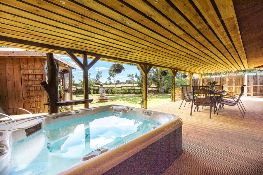 Lodge with hot tub in Kent