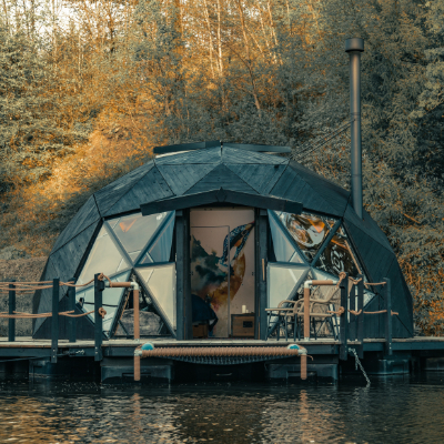 Offgrid lakeside glamping pod in Devon