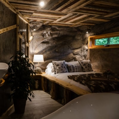 romantic treehouse in Kent with hot tub