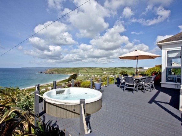 Holiday house with hot tub overlooking Praa Sands