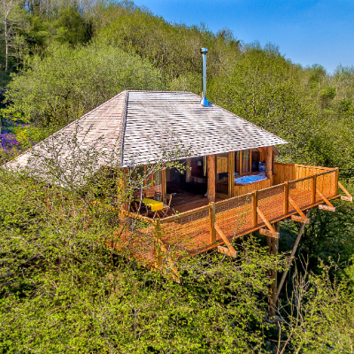Treehouse with hot tub on the deck in Devon
